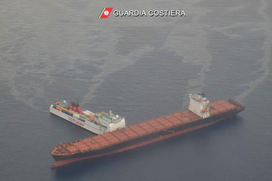 Scontro fra navi al largo della Corsica: allarme carburante in mare