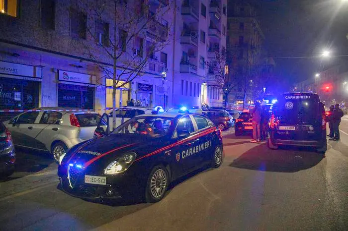 Auto dei carabinieri nel\u00A0luogo dell'omicidio (foto Ansa)