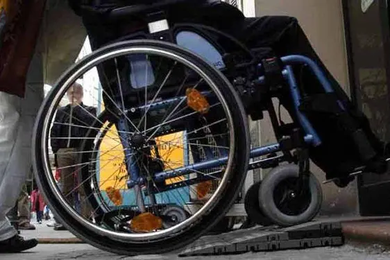 Uno studente disabile all'ingresso a scuola