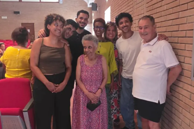 I discendenti etiopi con Massidda, ex guardiano del faro all'Asinara (foto Pala)