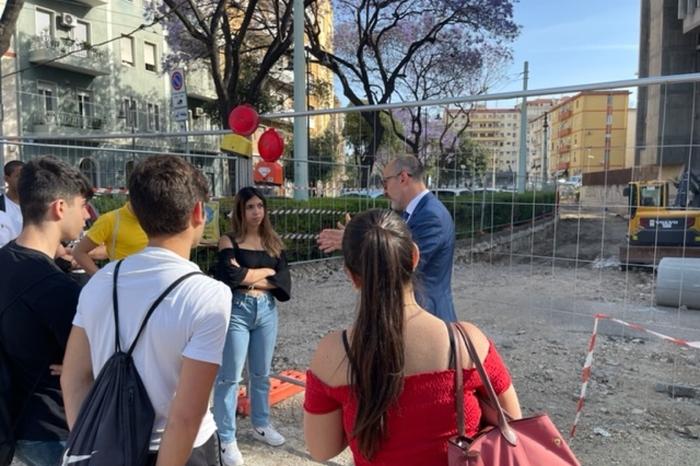 Il sindaco Truzzu con gli studenti al cantiere della metropolitana di Cagliari (foto via Ansa)