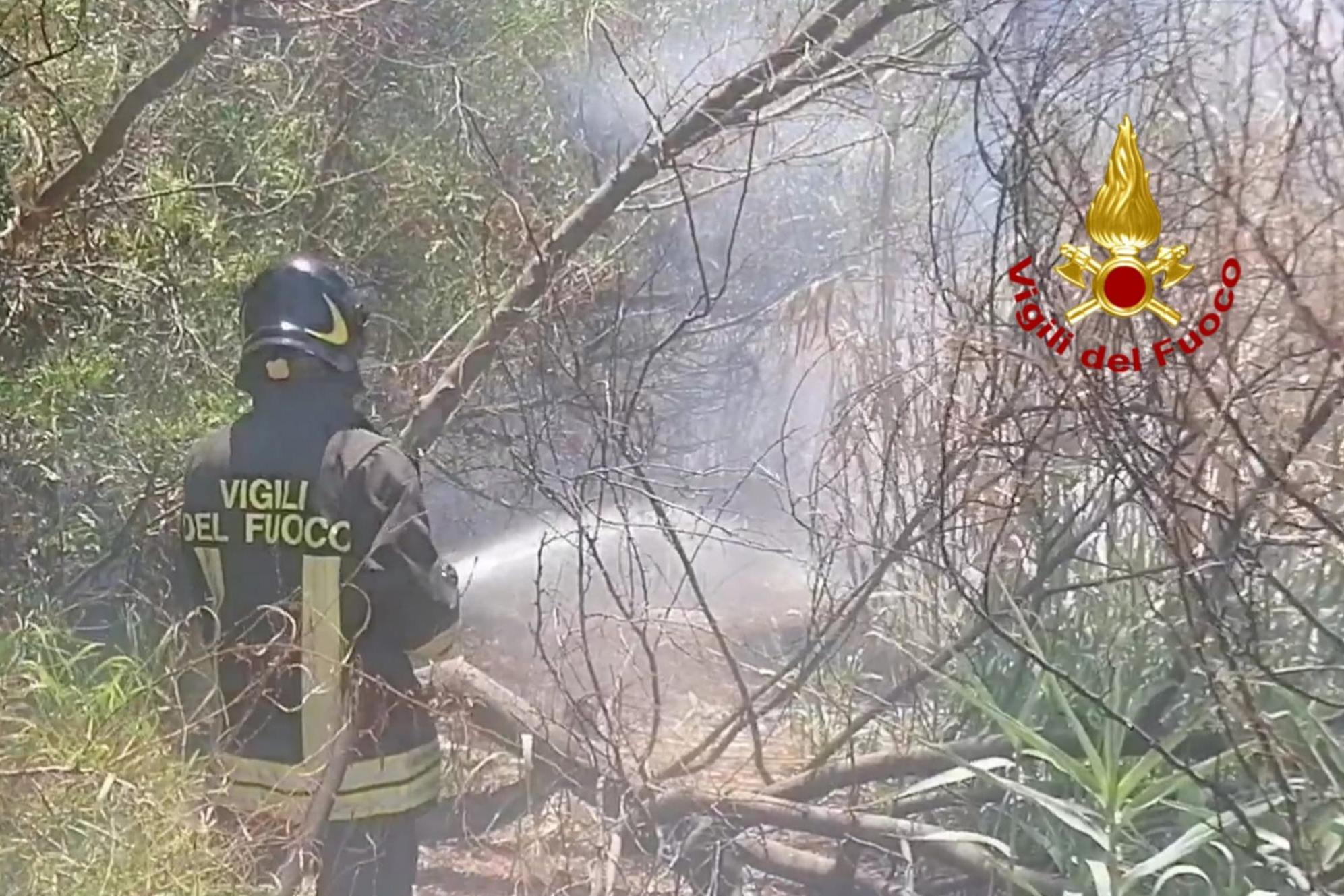 Sterpaglie e vegetazione a fuoco ovunque, giornata di superlavoro per i pompieri di Cagliari