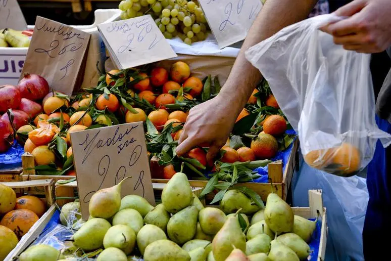 Un mercatino rionale in zona Chaia a Napoli. Dai dati Istat diffusi oggi risulta che si allentano le tensioni sui prezzi dei prodotti di largo consumo: i prezzi dei beni alimentari, per la cura della casa e della persona (il carrello della spesa) rallentano a ottobre dal +1,5% di settembre all'1%. 31 ottobre 2018 ANSA / CIRO FUSCO