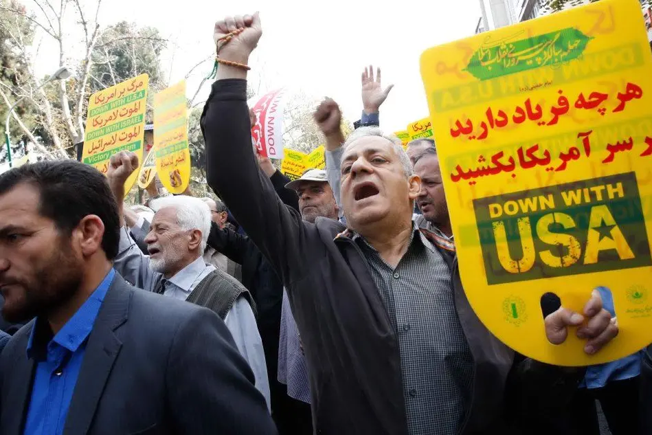 Manifestanti iraniani contro la politica di Trump (Ansa/Epa)