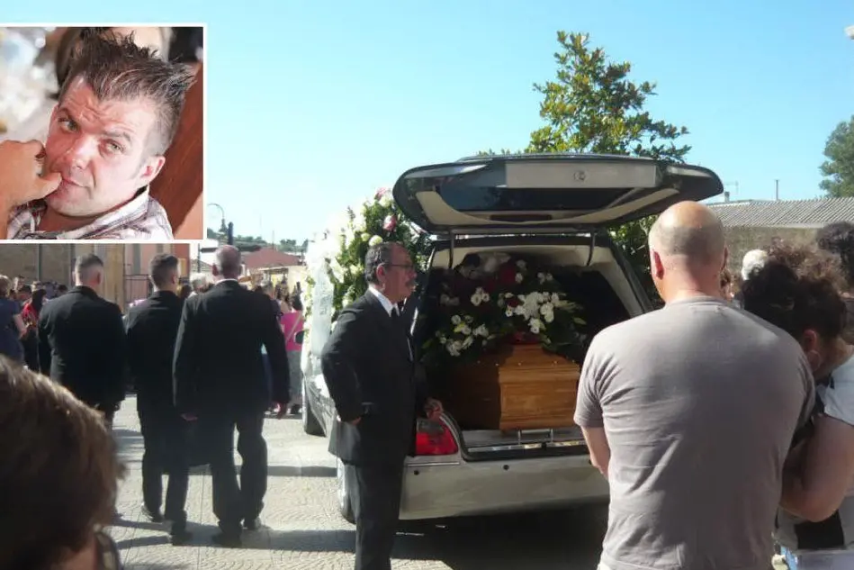 Il funerale di Samuele Serra (nel riquadro)
