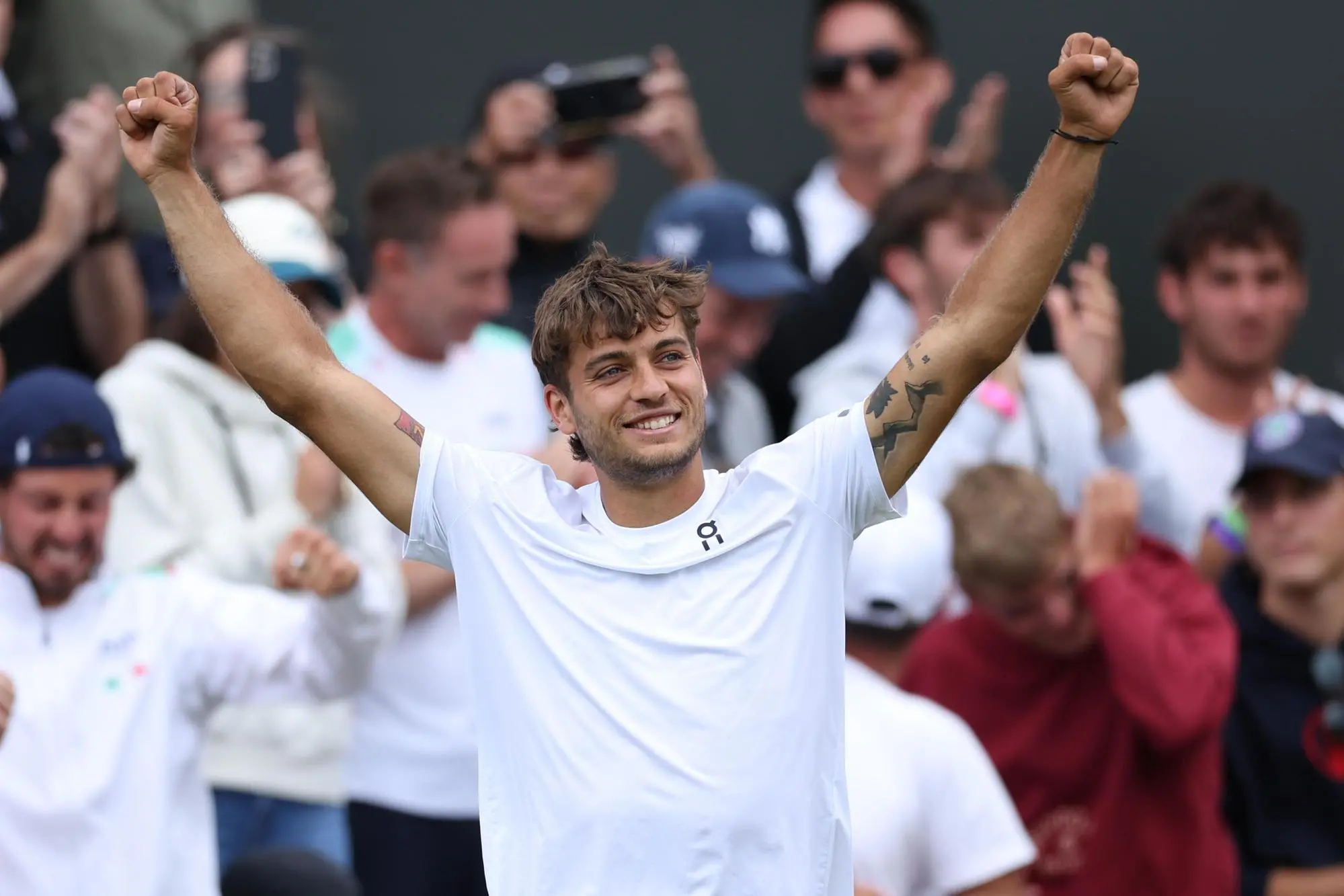 Flavio Cobolli festeggia la vittoria agli ottavi di finale di Wimbledon contro Marin Čilić (foto Ansa)