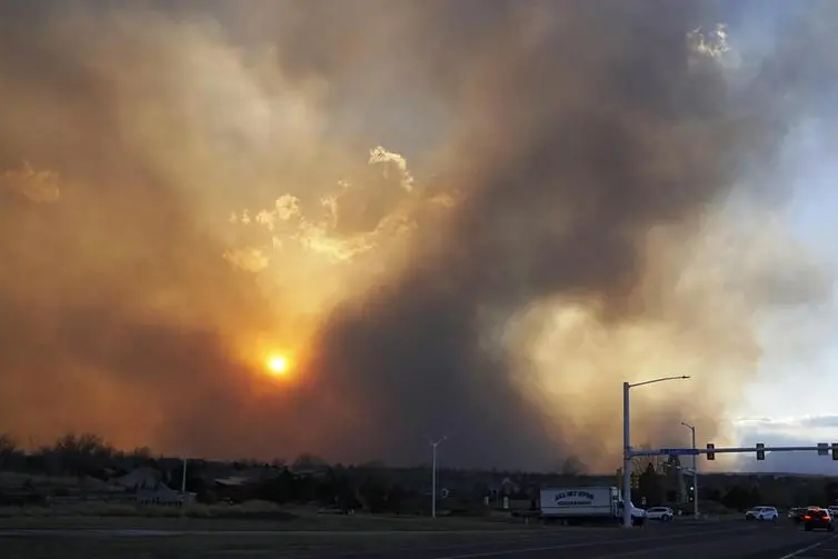Il fumo causato dagli incendi (Ansa)