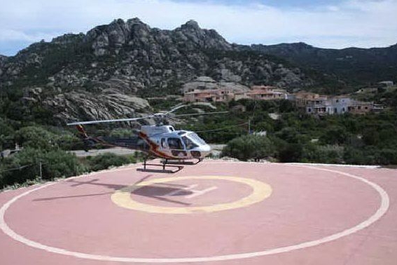 Un elicottero nell'area posta sotto sequestro (foto da www.heliportocervo.com)