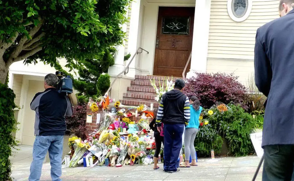 L'omaggio dei fan davanti alla casa in cui è stato girato &quot;Mrs Doubtfire&quot; (foto Wikipedia)