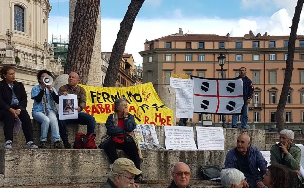 La protesta si è spostata nei pressi dell'Altare della Patria in piazza Madonna di Loreto (foto Simone Farris)