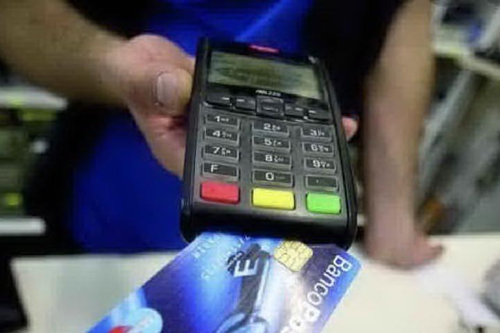 Pagamento col bancomat (foto archivio L’Unione Sarda)