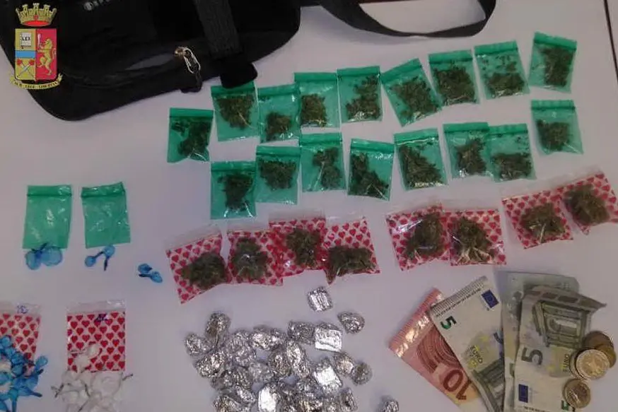 La droga e il denaro recuperati