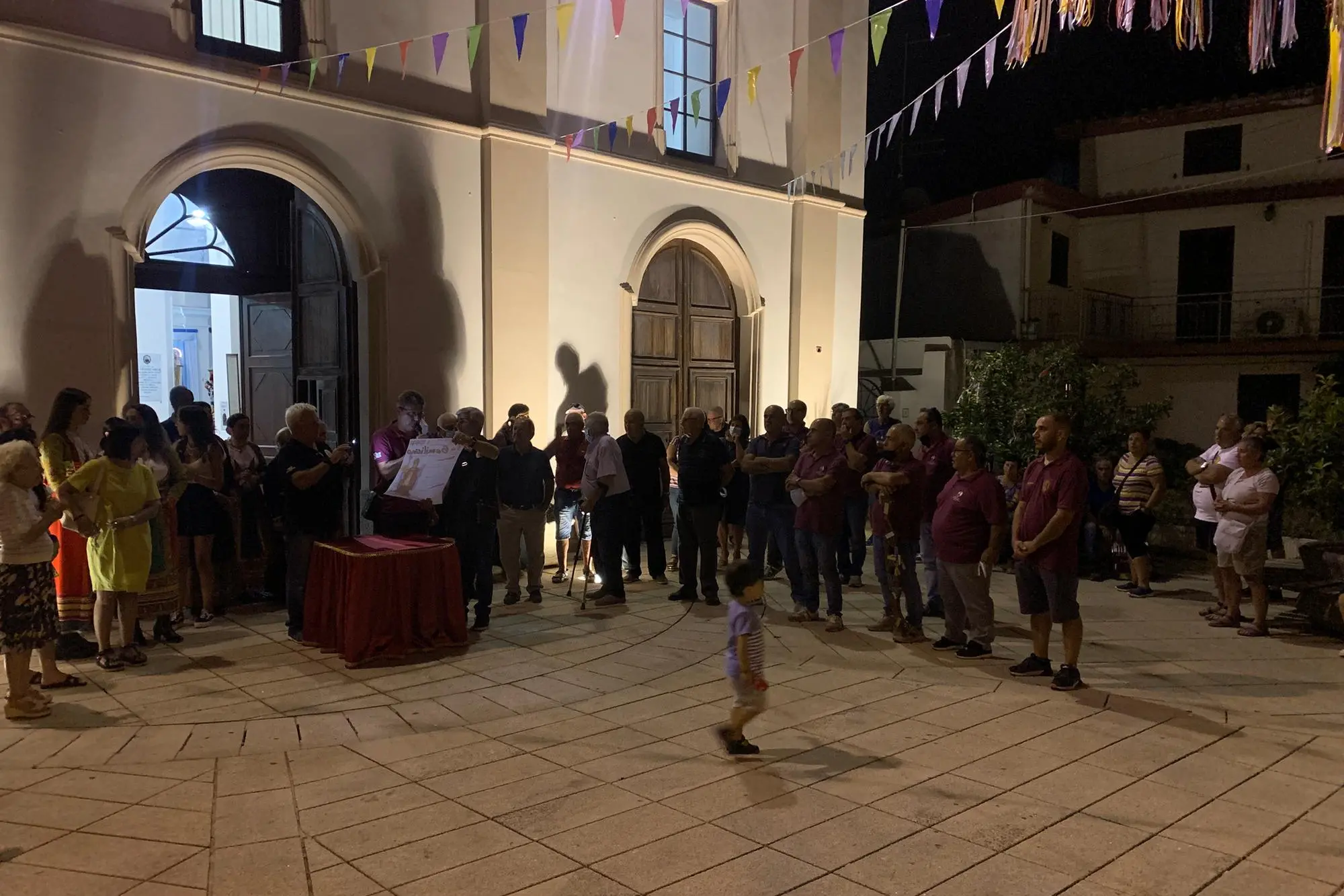 Il comitato e la popolazione sul sagrato (foto L'Unione Sarda - Secci)