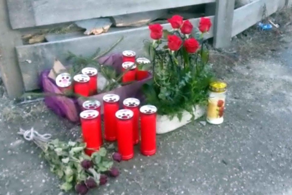 Fiori e candele sul luogo della tragedia (Ansa)
