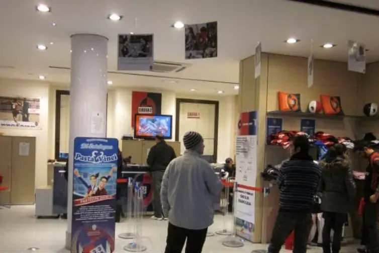 L'interno del Cagliari point di viale La Plaia