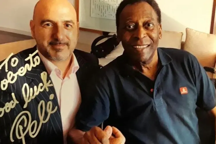 Roberto Diomedi con Pelé (foto L'Unione Sarda)