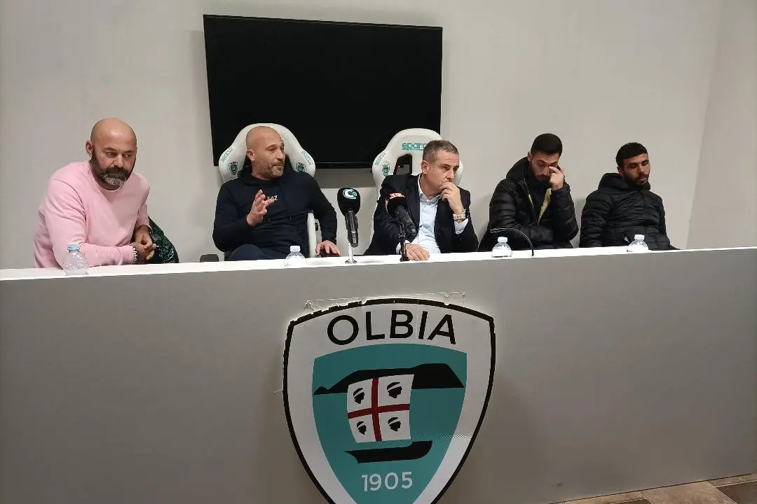 Corda, al centro, il giorno della presentazione della nuova proprietà (foto Giagnoni)