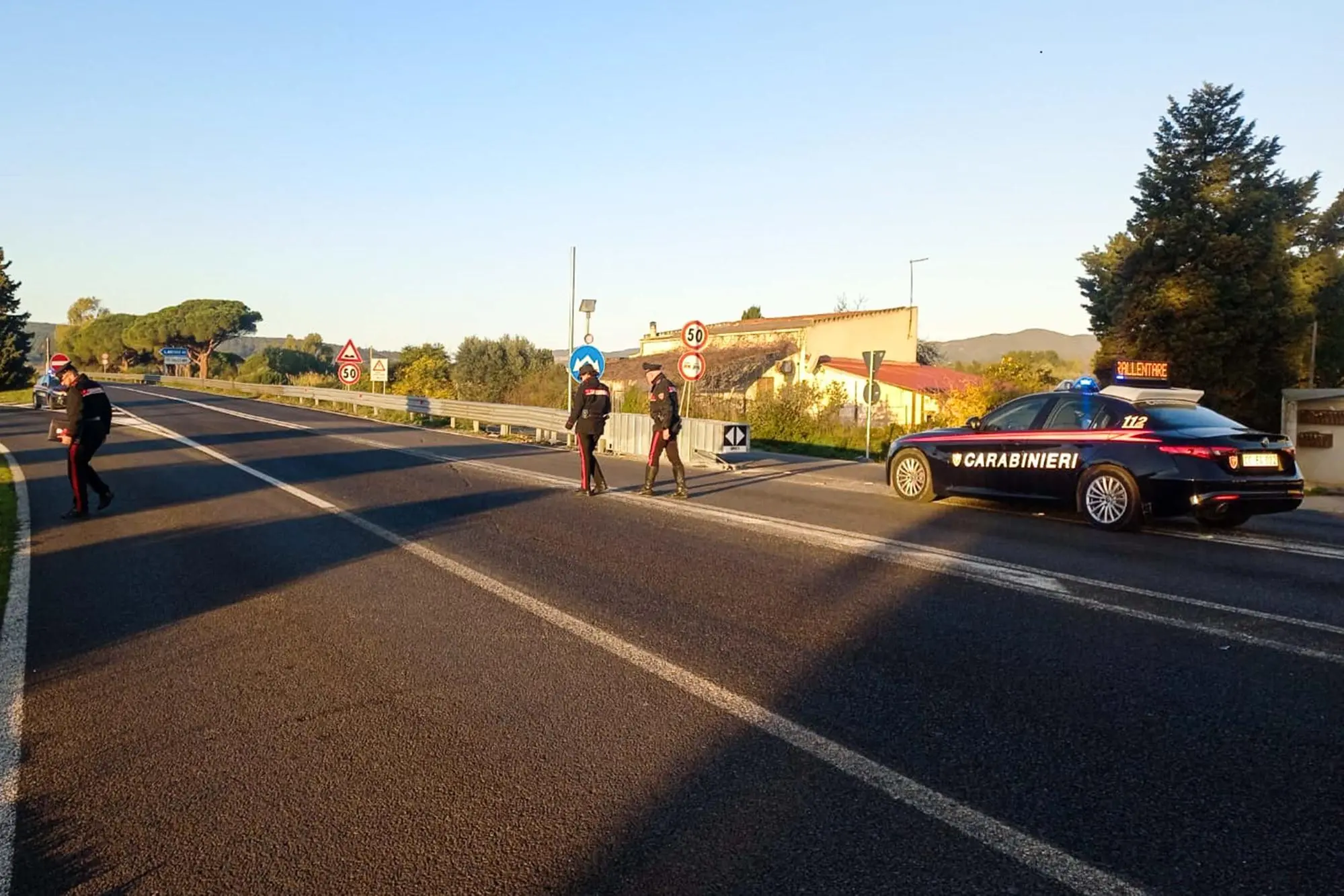 I rilievi dei carabinieri sulla Statale 130, dove hanno perso la vita i due 17enni (foto Cucca)