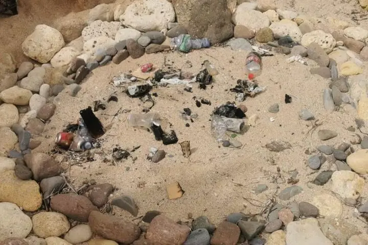 Plastica e vetro bruciati in spiaggia (L'Unione Sarda - Pala)