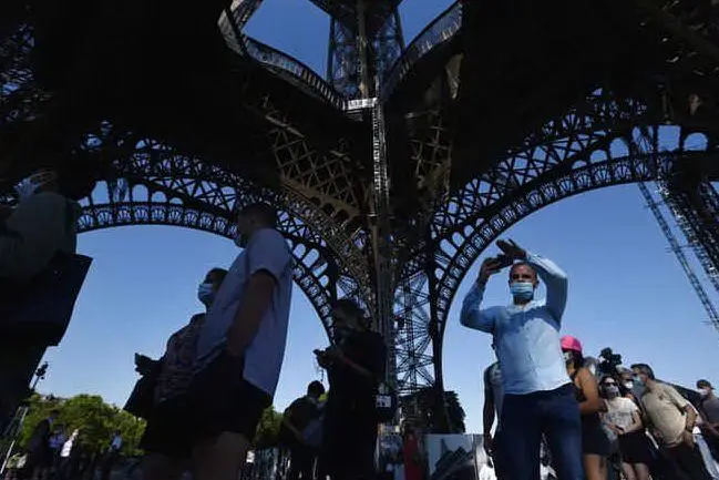 Turisti alla Tour Eiffel (Ansa)