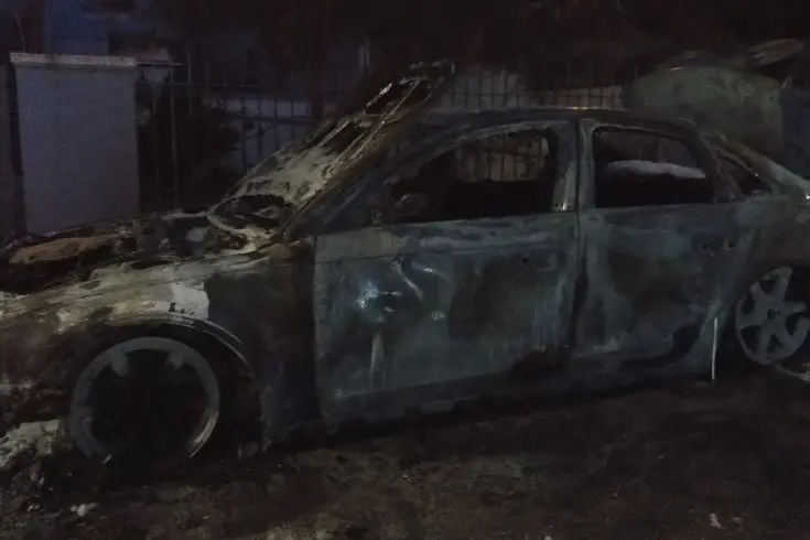 L'auto incendiata del sindaco di Bono (foto concessa)