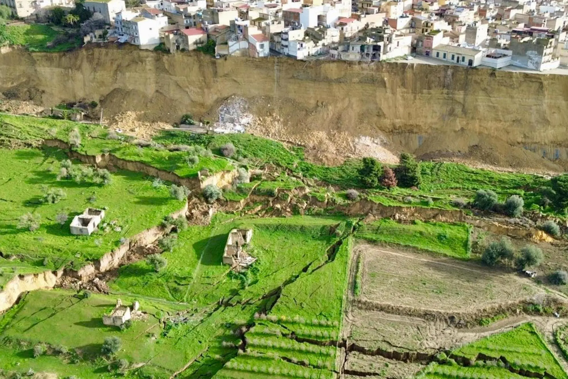 Immagini mostrate dal capo della Protezione civile regionale Salvo Cocina, sulla frana nel comune di Niscemi, 26 gennaio 2026. Facebook/Salvo Cocina + ATTENZIONE LA FOTO NON PUO' ESSERE PUBBLICATA O RIPRODOTTA SENZA L'AUTORIZZAZIONE DELLA FONTE DI ORIGINE CUI SI RINVIA + NPK