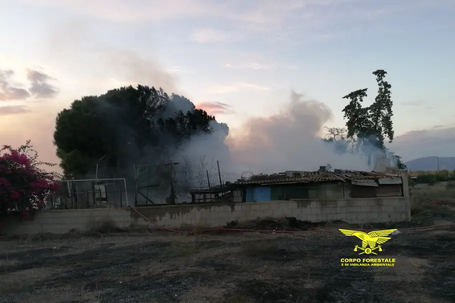 La casa avvolta dalle fiamme
