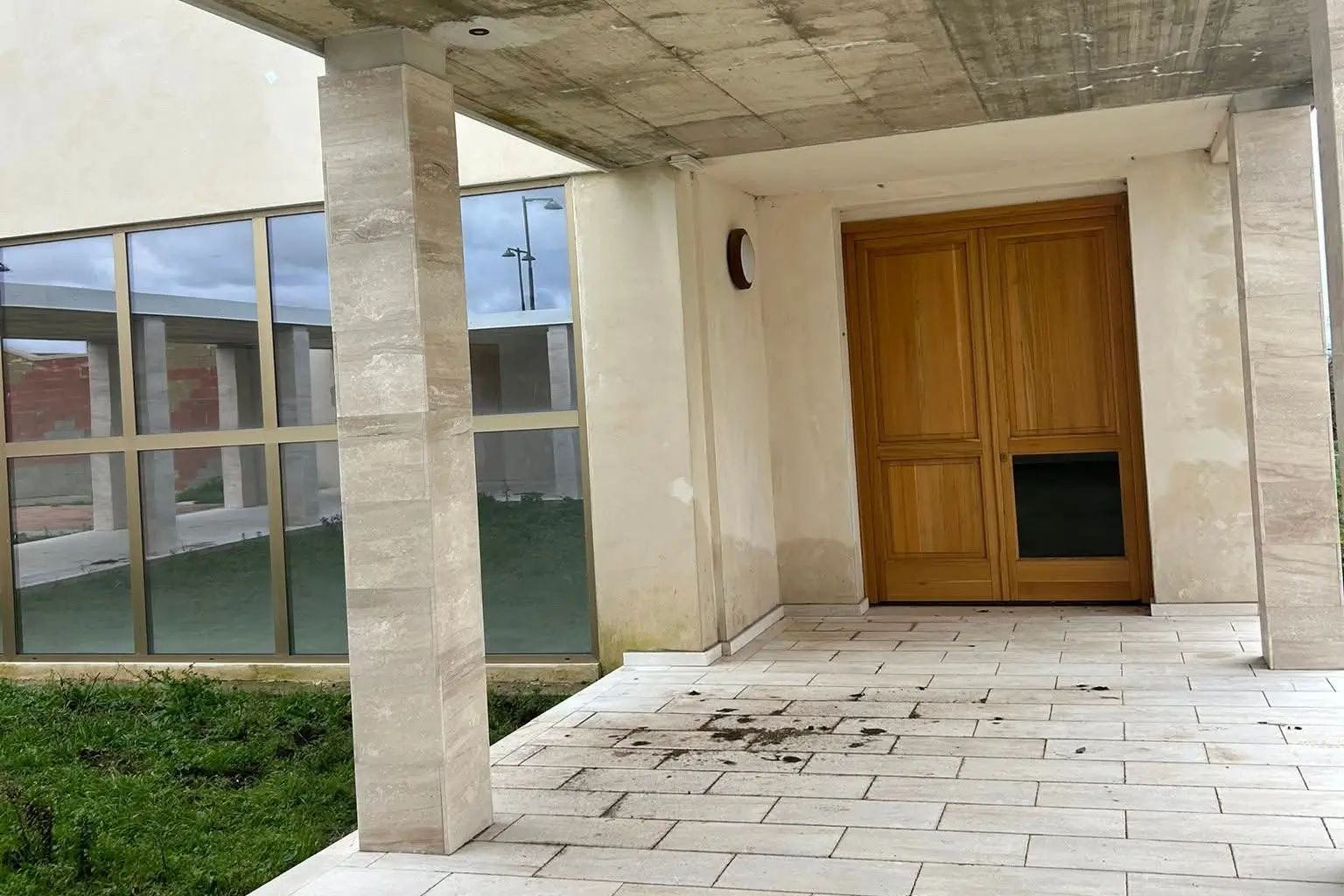 Portone sfondato nella nuova cappella del cimitero