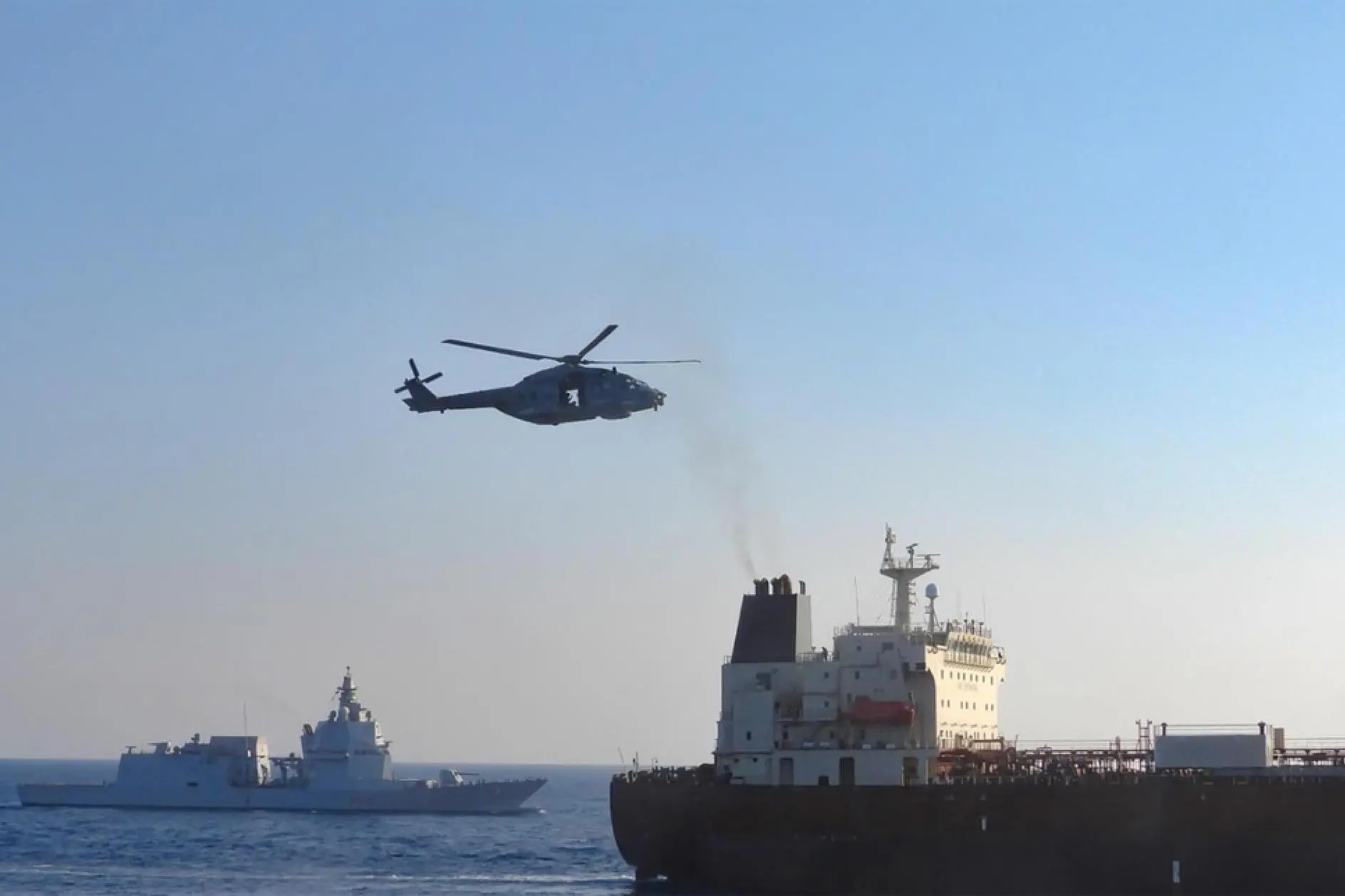 Un elicottero monitora una nave cargo (Ansa-Difesa)