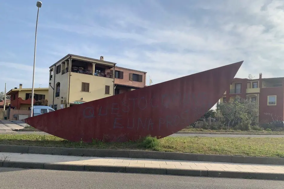 La nuova scritta (foto Roberto Secci)