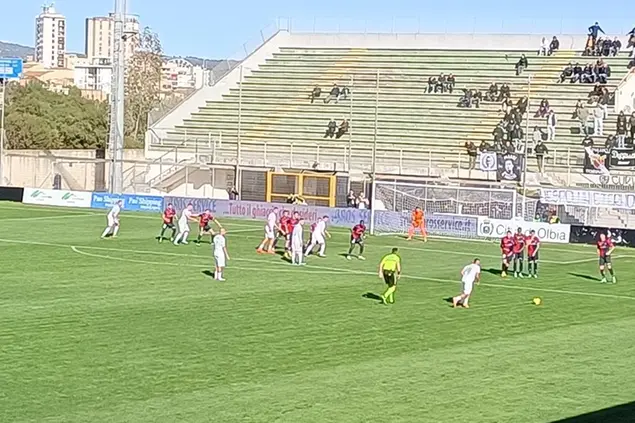 Una punizione di Ragatzu in Olbia-Gubbio (Giagnoni)