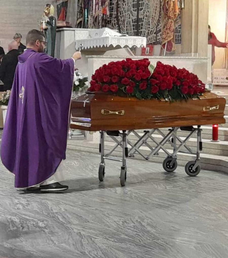 Bitti, un paese in lacrime per l’ultimo saluto al medico