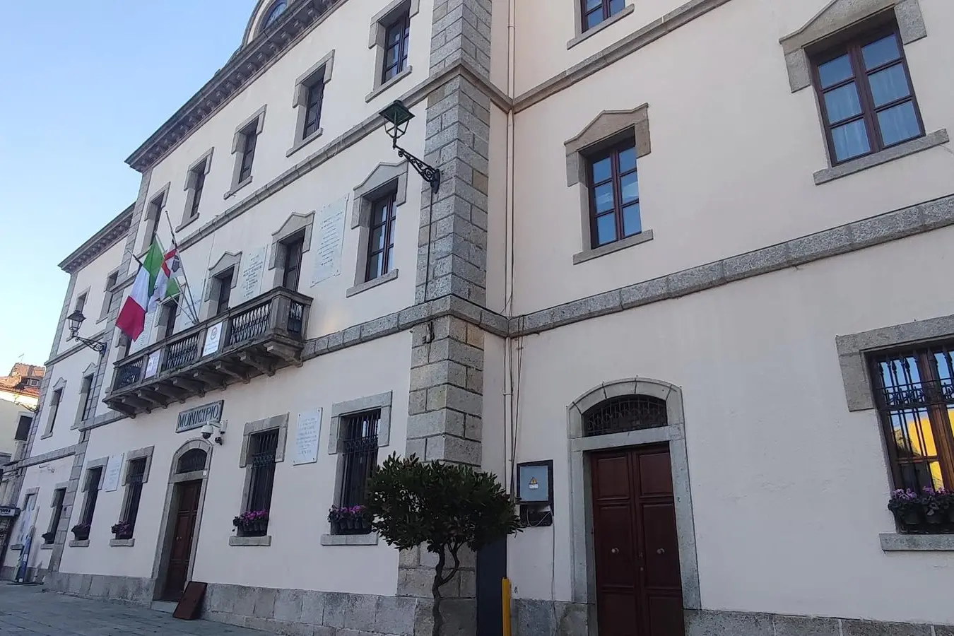 Il municipio di Tempio Pausania (Archivio)