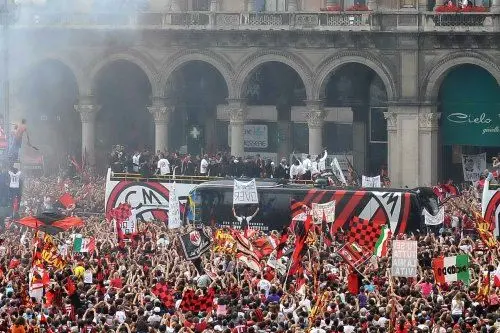 La festa del Milan in piazza Duomo