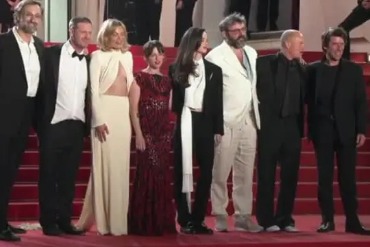 Cannes, Kristen Stewart sul red carpet per "Full Phil" di Quentin Dupieux