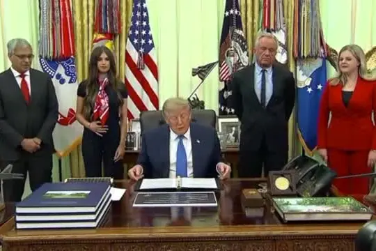 Trump: Usa controllano lo Stretto di Hormuz, possiamo decapitare Iran