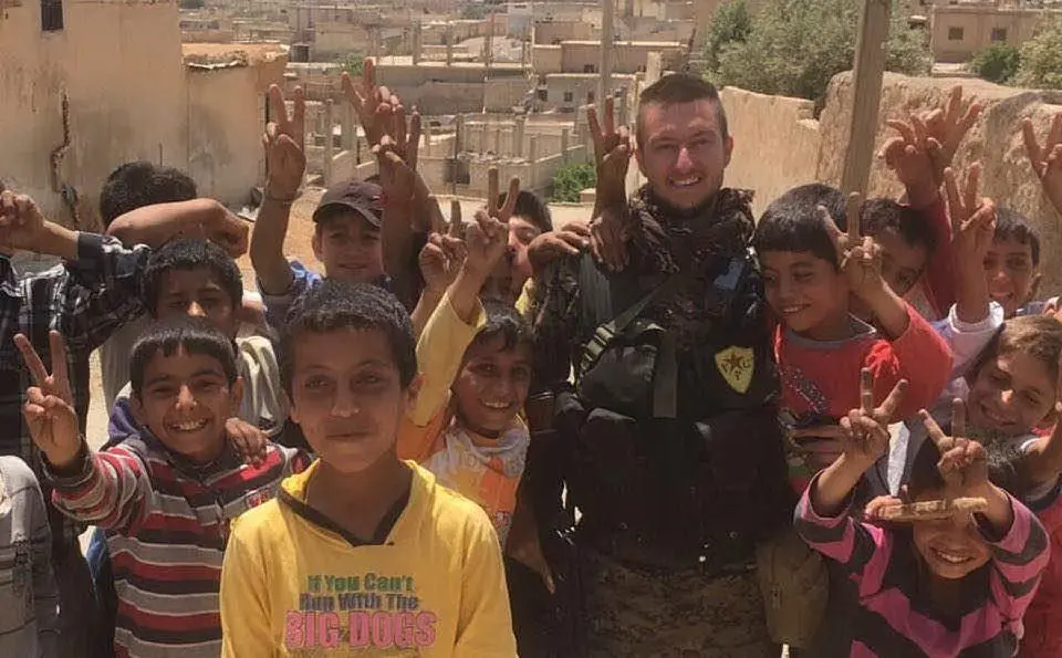 Claudio dopo la liberazione di Raqqa (foto Facebook)