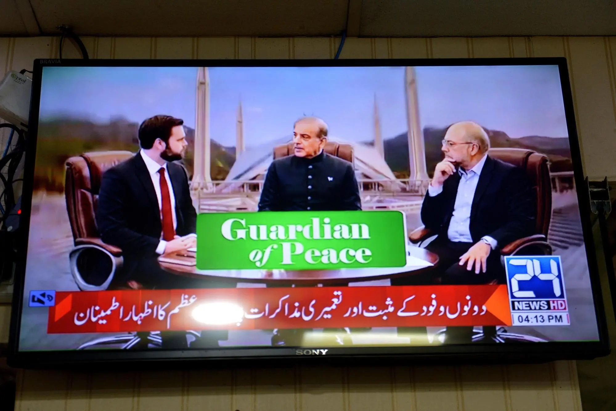 Il vicepresidente Usa JD Vance, il premier pakistano Shehbaz Sharif e il presidente del Parlamento iraniano Mohammad Bagher Ghalibaf (Ansa)