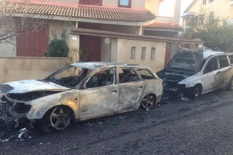 Due delle tre auto distrutte dalle fiamme