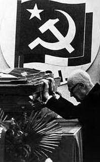 Rende omaggio al feretro di Berlinguer (le foto sono di WIkipedia)