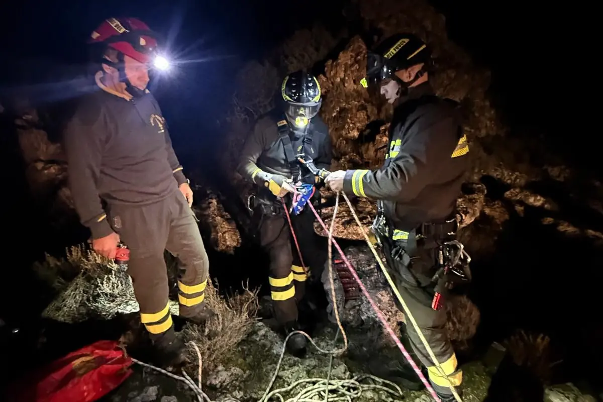 I vigili del fuoco durante l'intervento