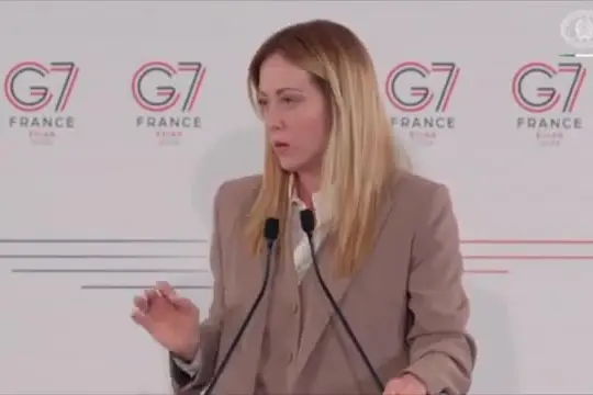 Meloni: divieto social minori non basta, serve coinvolgere piattaforme