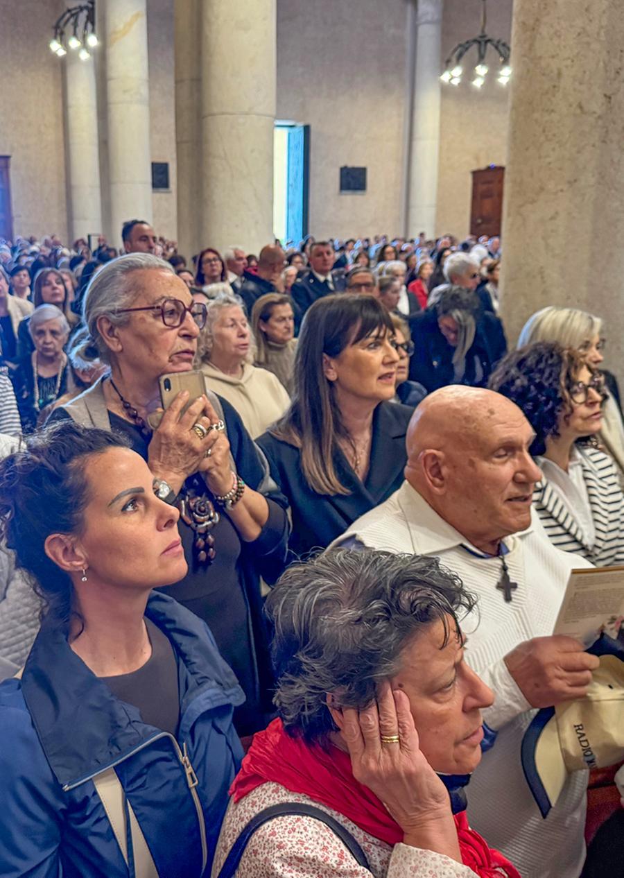 I devoti della Vergine tra rosari, lacrime e speranze