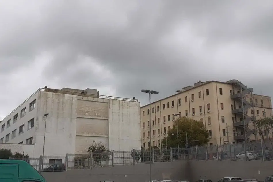 A sinistra lo stabile &quot;Stecca Bianca&quot; di Sassari, a destra l'ospedale di San Pietro (foto L'Unione Sarda - Tellini)