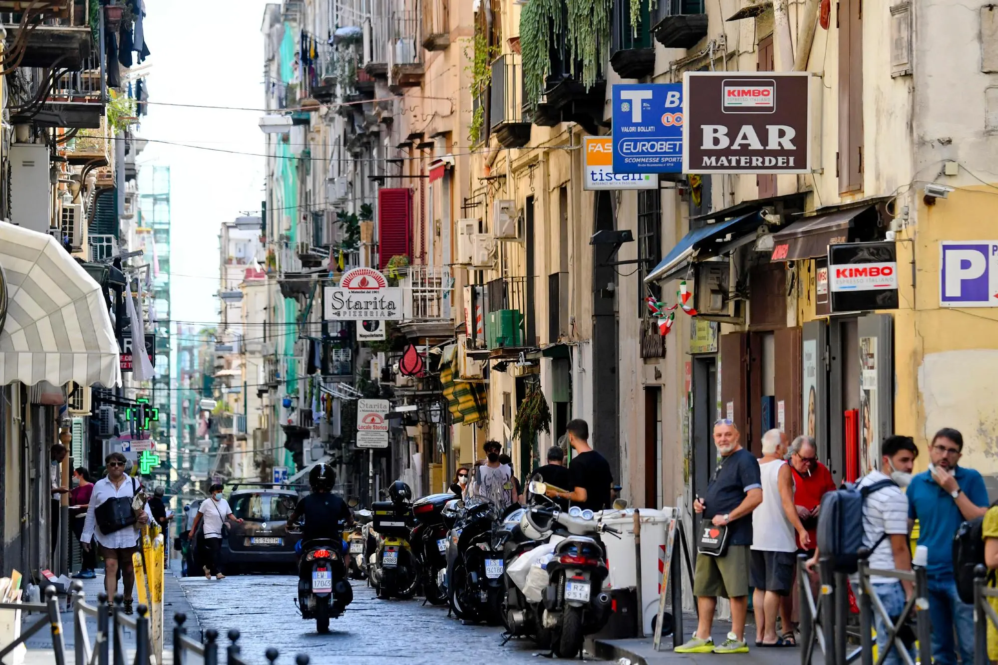 La tabaccheria di via Materdei a Napoli dove è stato sottratto il Gratta e vinci (Ansa)