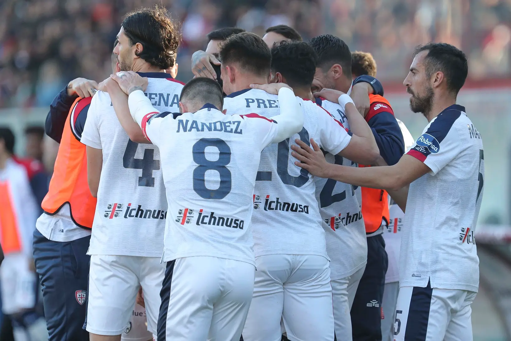 L'esultanza dei rossoblù dopo il primo gol di Lapadula (Ansa)