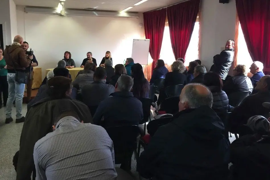 L’assemblea di Tramatza (foto L'Unione Sarda - Sanna)