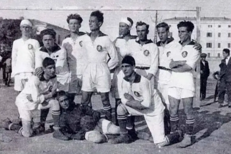 Una vecchia formazione dell'Ilva, datata 15 luglio 1926 (foto L'Unione Sarda - Tellini)