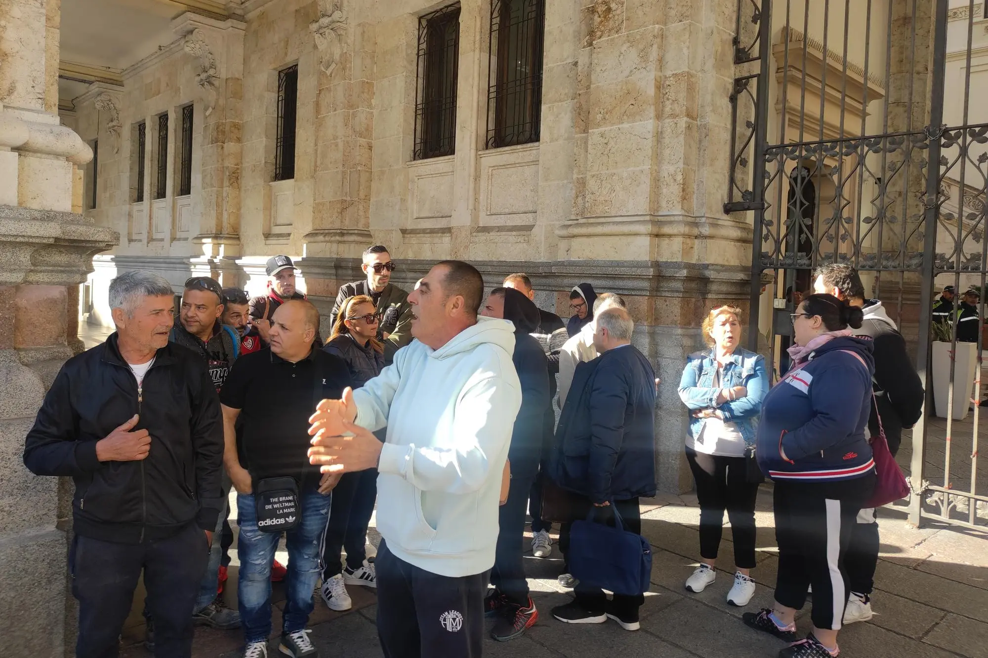 I venditori ambulanti all'esterno del Comune dopo l'incontro (Unione Sarda)
