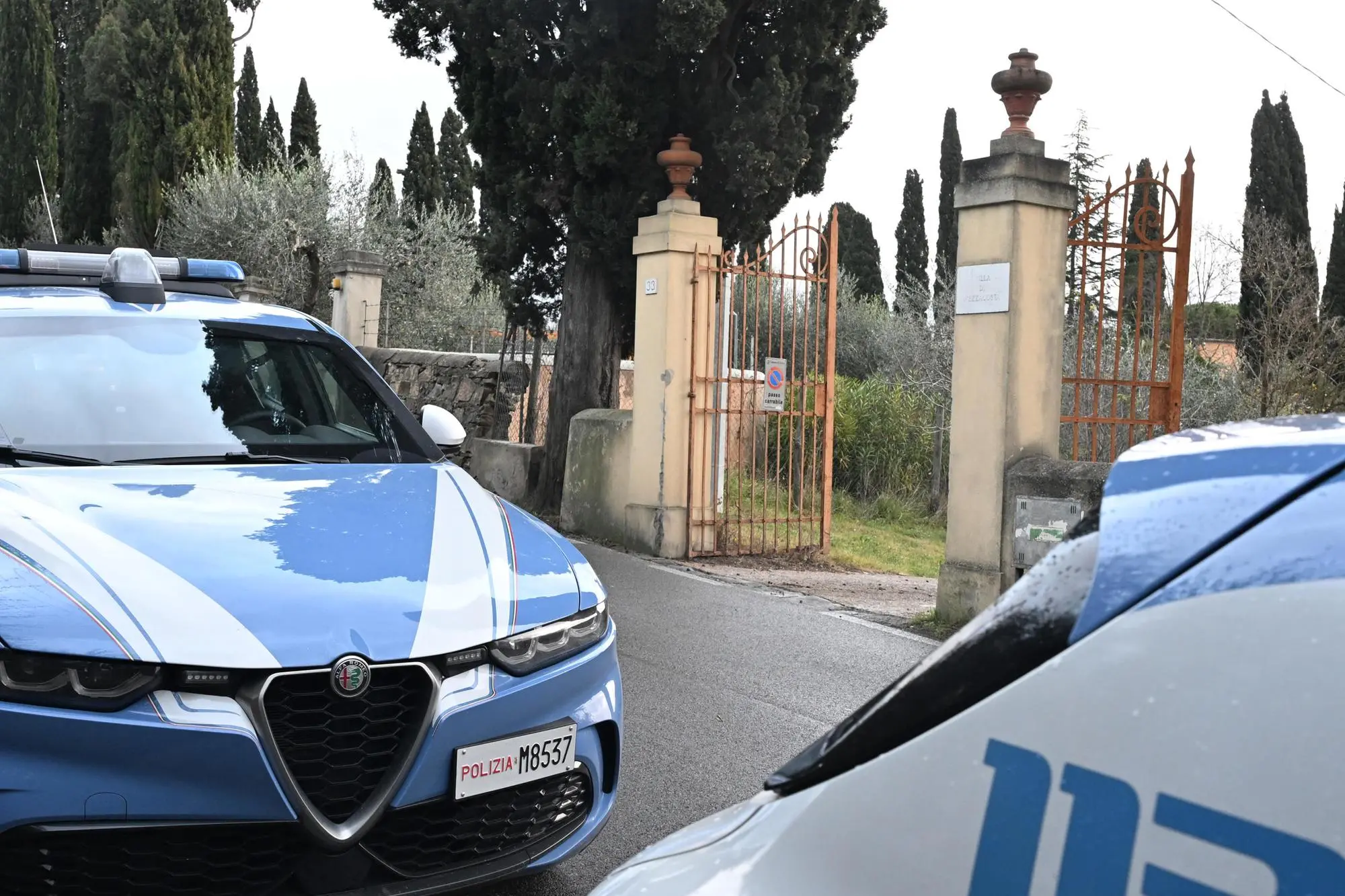 Una veduta esterna della villa dove una famiglia, con tre adulti e un bambino, è stata trovata morta, a San Felice a Ema, frazione alle porte di Firenze, 19 dicembre 2024. ANSA/CLAUDIO GIOVANNINI